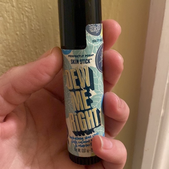 ❣️SALE~$10~Perfectly Posh~DEW ME RIGHT~hydrating skin stick~New and Sealed - Picture 3 of 5